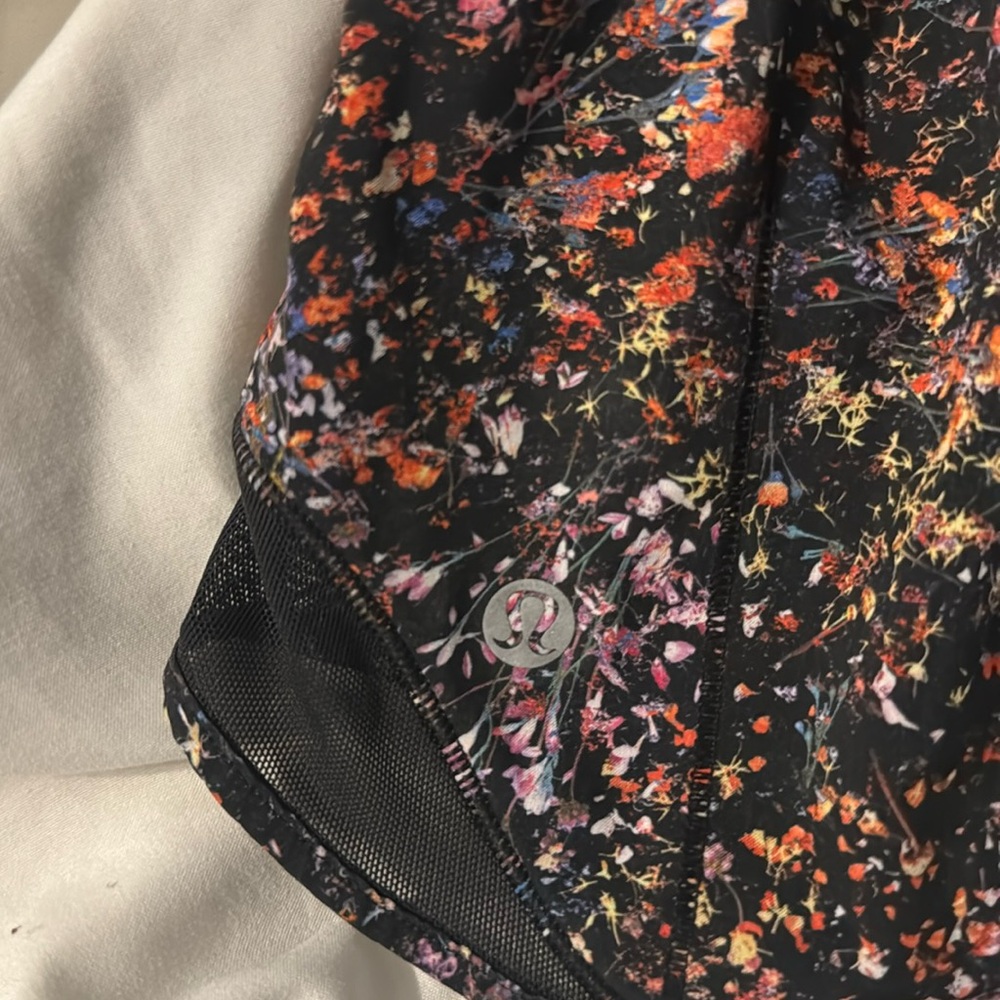 Lululemon athletic low rise hotty hots.